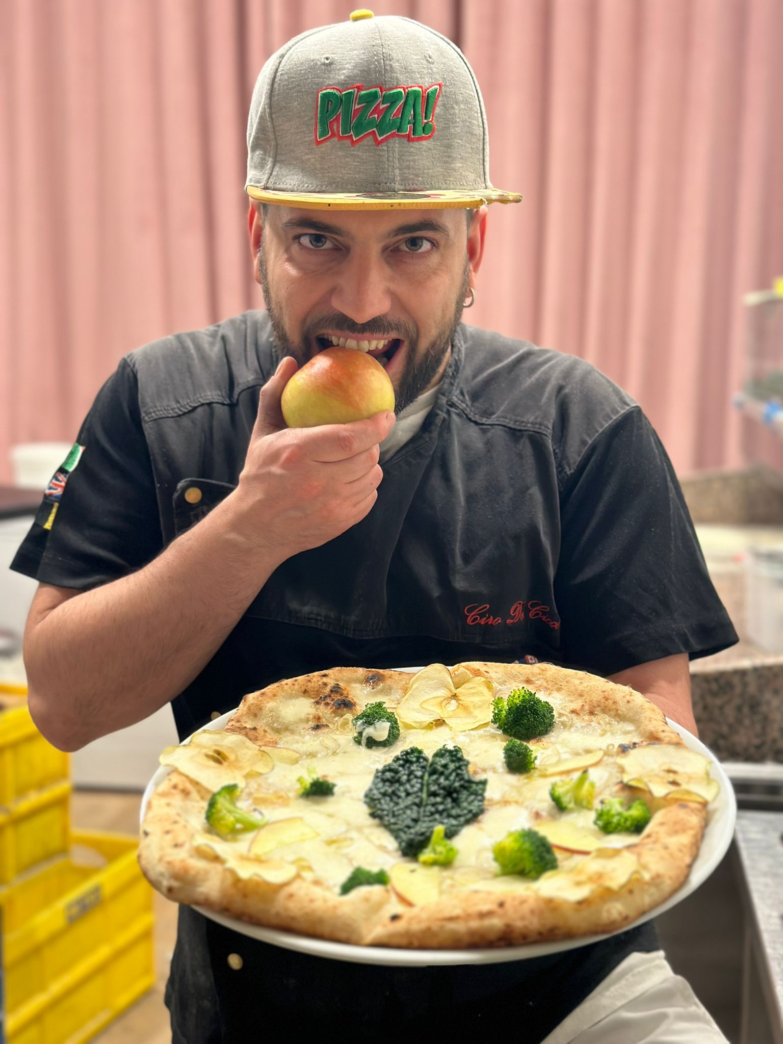 NOLANO. Ciro De Cicco: Il Pizzaiolo sognatore che ha conquistato lEuropa con la sua arte unica. Tra le sue creazioni emerge la Pizza Eva NOLANO. Ciro De Cicco: Il Pizzaiolo sognatore che ha conquistato lEuropa con la sua arte unica. Tra le sue creazioni emerge la Pizza Eva