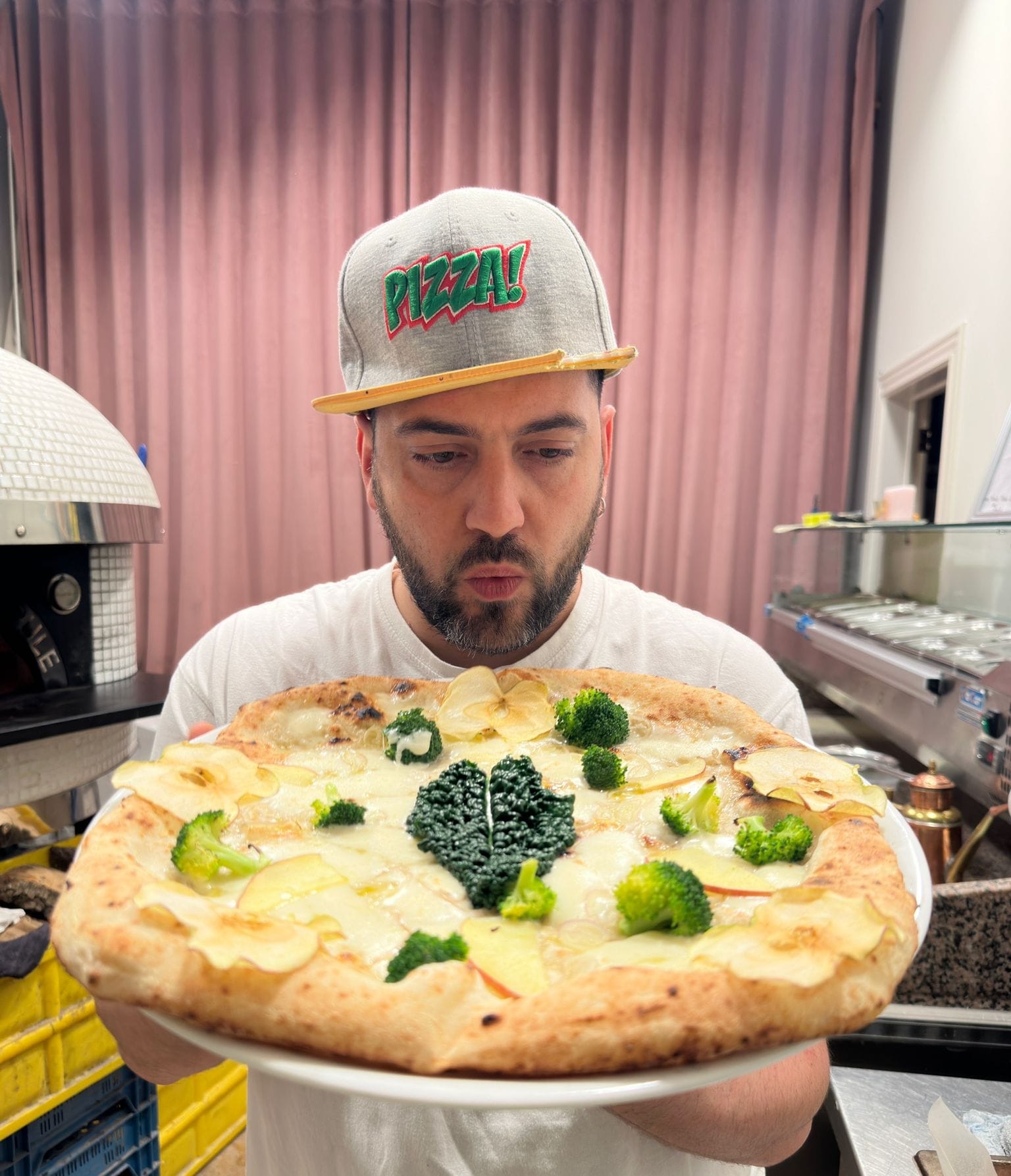 NOLANO. Ciro De Cicco: Il Pizzaiolo sognatore che ha conquistato lEuropa con la sua arte unica. Tra le sue creazioni emerge la Pizza Eva NOLANO. Ciro De Cicco: Il Pizzaiolo sognatore che ha conquistato lEuropa con la sua arte unica. Tra le sue creazioni emerge la Pizza Eva