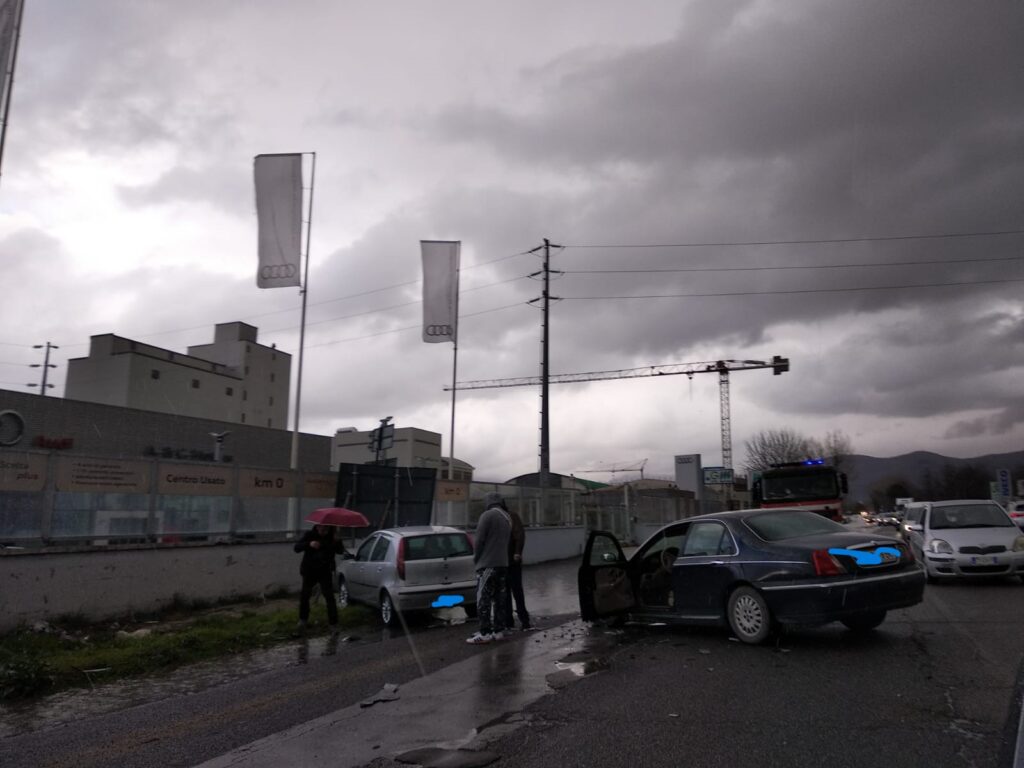 Incidente a Nola: coinvolte due auto. Intervento immediato dei Soccorsi