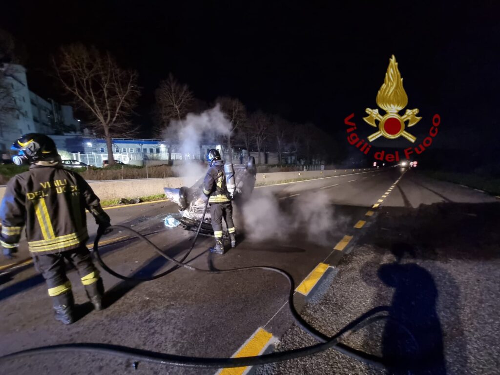 Auto si ribalta e prende fuoco: Donna di 33 anni di Serino salva miracolosamente sullautostrada Avellino Salerno Auto si ribalta e prende fuoco: Donna di 33 anni di Serino salva miracolosamente sullautostrada Avellino Salerno