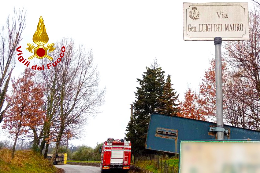 Intervento dei Vigili del Fuoco di Avellino a Manocalzati: Incidente Stradale Coinvolge Furgone trasportante generi alimentari Intervento dei Vigili del Fuoco di Avellino a Manocalzati: Incidente Stradale Coinvolge Furgone trasportante generi alimentari