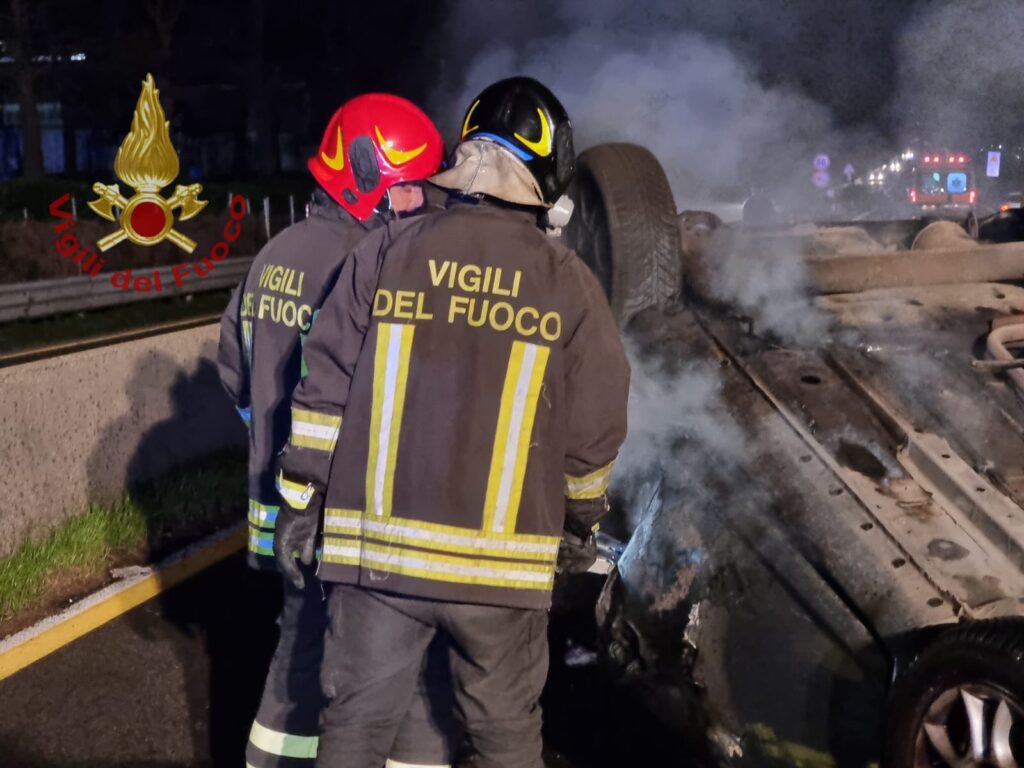 Auto si ribalta e prende fuoco: Donna di 33 anni di Serino salva miracolosamente sullautostrada Avellino   Salerno