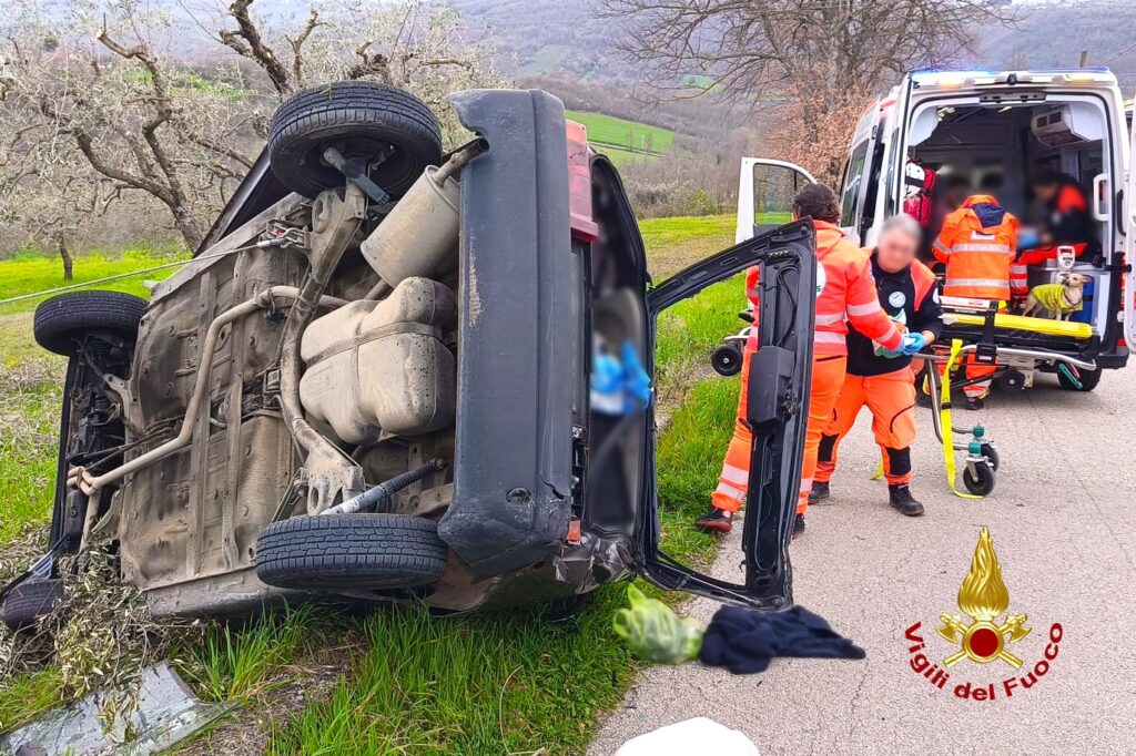 Grave incidente a Gesualdo: Donna salvata dai Vigili del Fuoco di Grottaminarda, ragazzo e cagnolino indenni Grave incidente a Gesualdo: Donna salvata dai Vigili del Fuoco di Grottaminarda, ragazzo e cagnolino indenni
