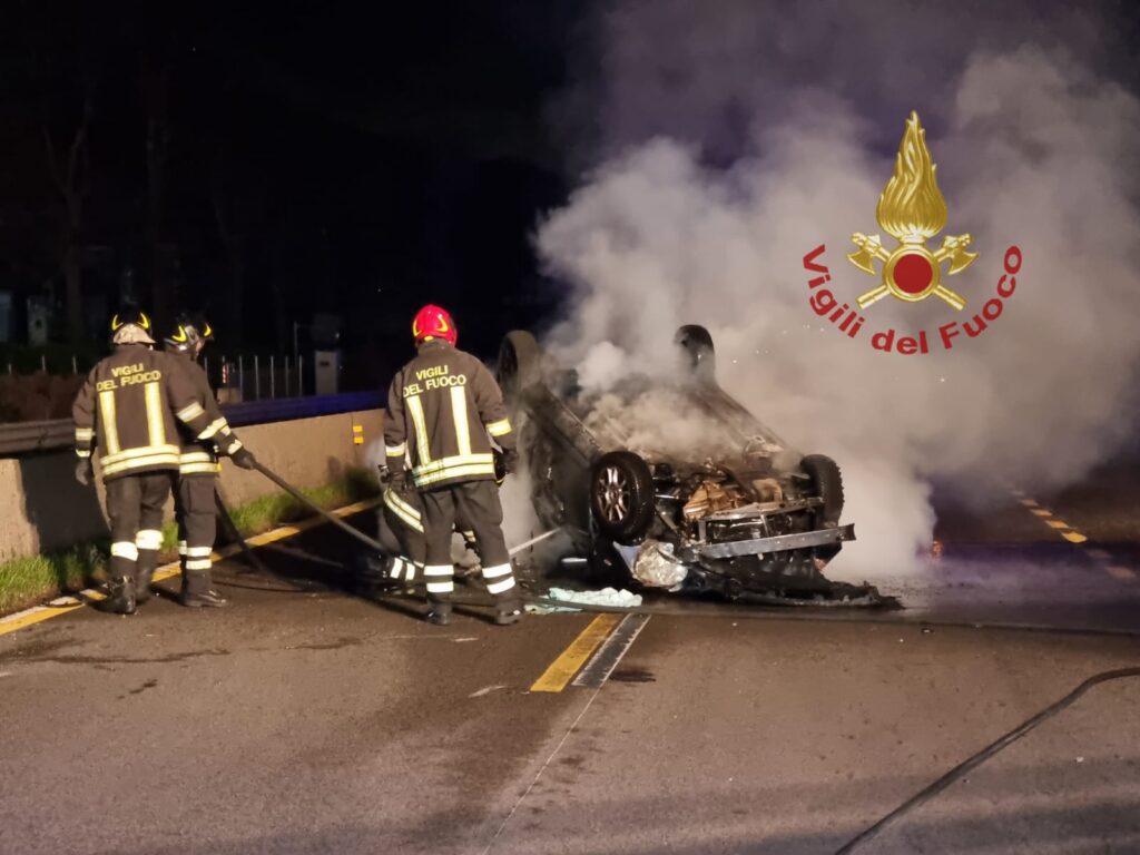 Auto si ribalta e prende fuoco: Donna di 33 anni di Serino salva miracolosamente sullautostrada Avellino   Salerno