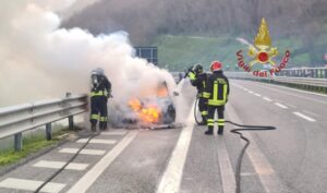 Intervento dei Vigili del Fuoco di Avellino su A16: Incendio Domato senza Feriti