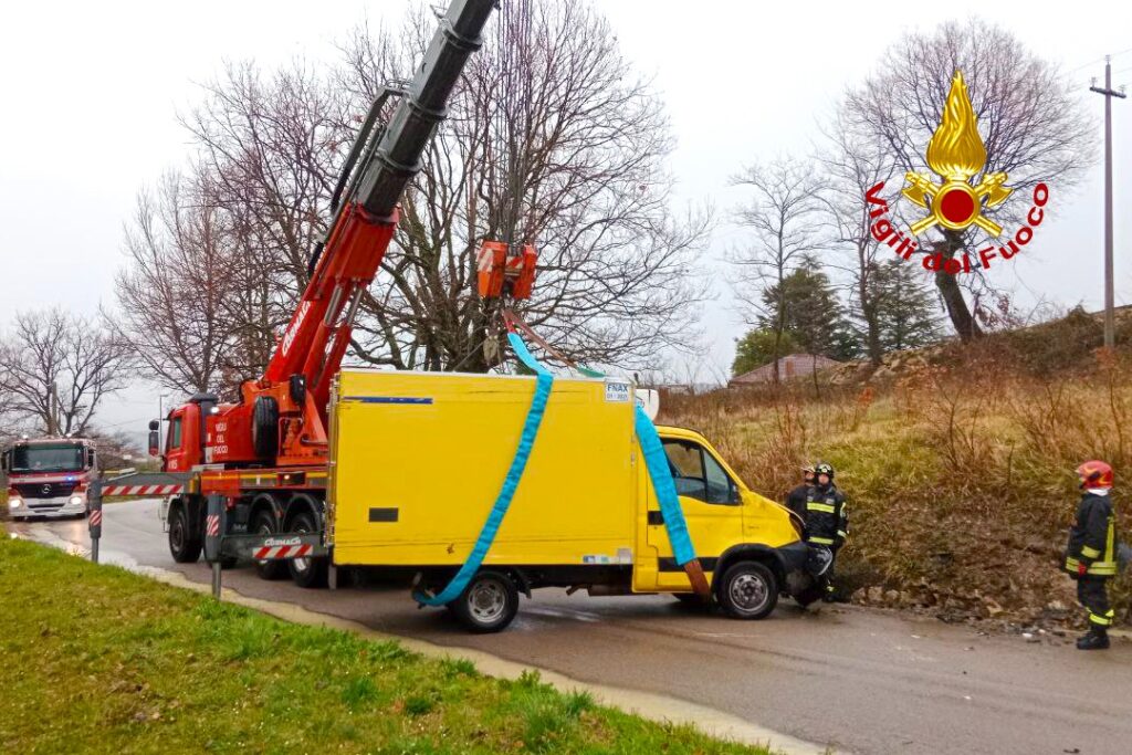 Intervento dei Vigili del Fuoco di Avellino a Manocalzati: Incidente Stradale Coinvolge Furgone trasportante generi alimentari Intervento dei Vigili del Fuoco di Avellino a Manocalzati: Incidente Stradale Coinvolge Furgone trasportante generi alimentari