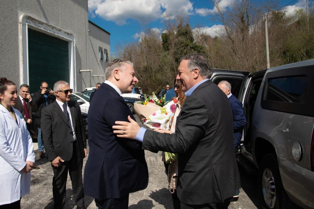 Visita di Mike Pompeo allo Stabilimento Pastificio Graziano di Manocalzati (AV): Un Incontro di Prestigio e Amicizia Visita di Mike Pompeo allo Stabilimento Pastificio Graziano di Manocalzati (AV): Un Incontro di Prestigio e Amicizia