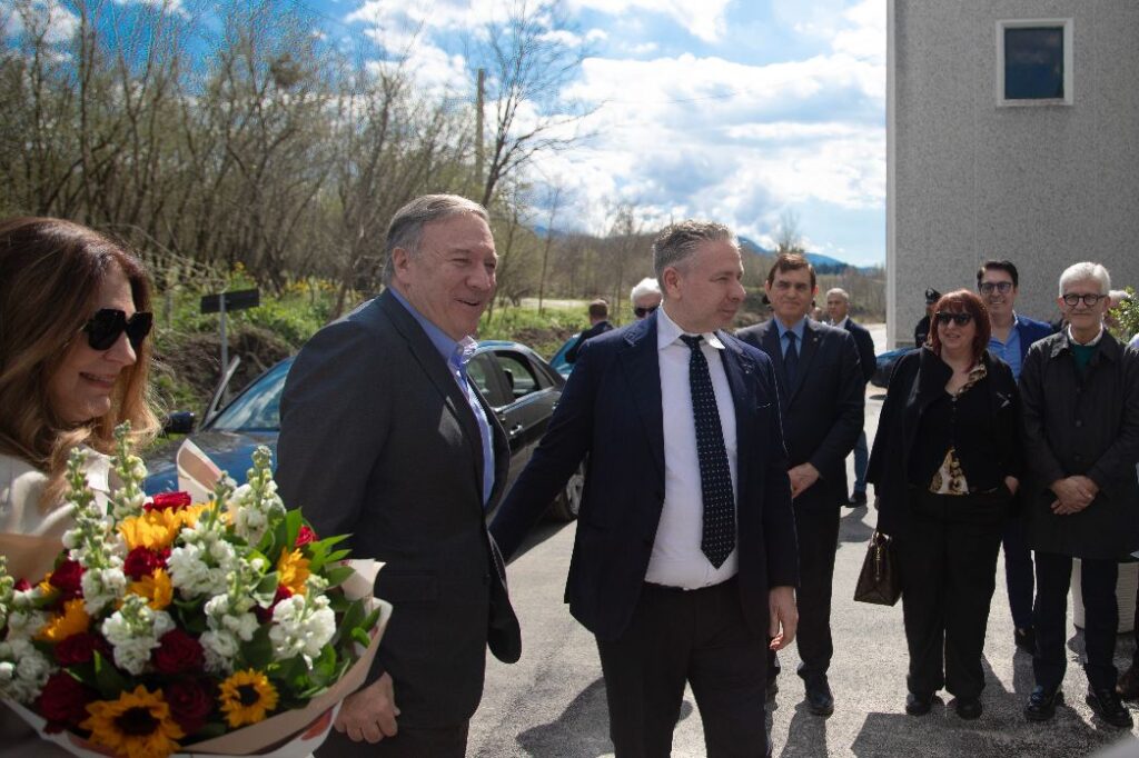 Visita di Mike Pompeo allo Stabilimento Pastificio Graziano di Manocalzati (AV): Un Incontro di Prestigio e Amicizia Visita di Mike Pompeo allo Stabilimento Pastificio Graziano di Manocalzati (AV): Un Incontro di Prestigio e Amicizia