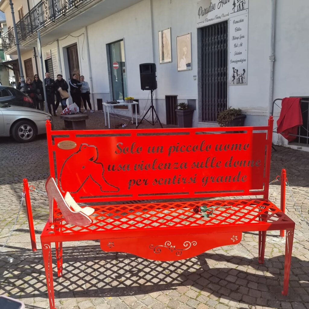 Inaugurata ad Avella la Panchina Rossa contro la violenza sulle donne: Un messaggio di speranza e solidarietà