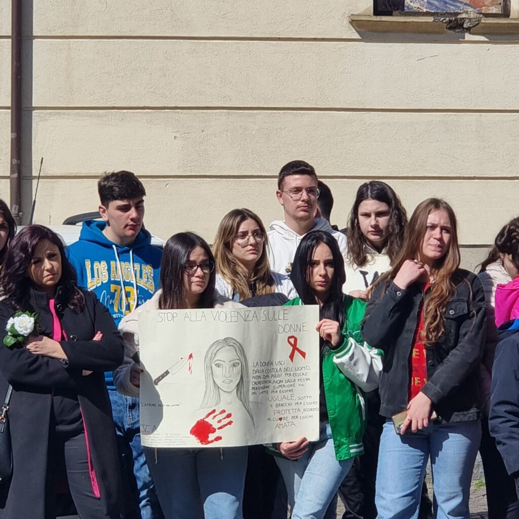 Inaugurata ad Avella la Panchina Rossa contro la violenza sulle donne: Un messaggio di speranza e solidarietà