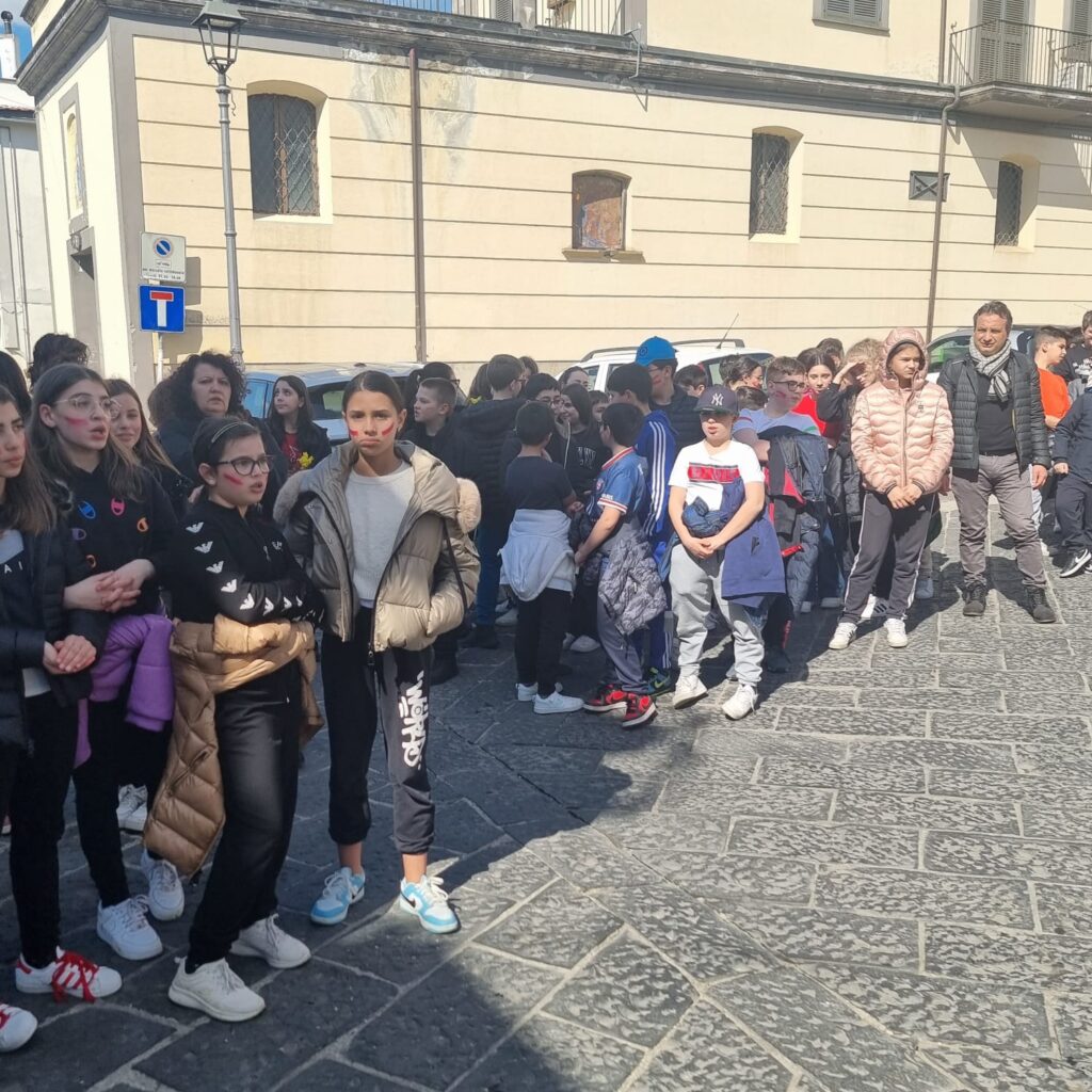 Inaugurata ad Avella la Panchina Rossa contro la violenza sulle donne: Un messaggio di speranza e solidarietà