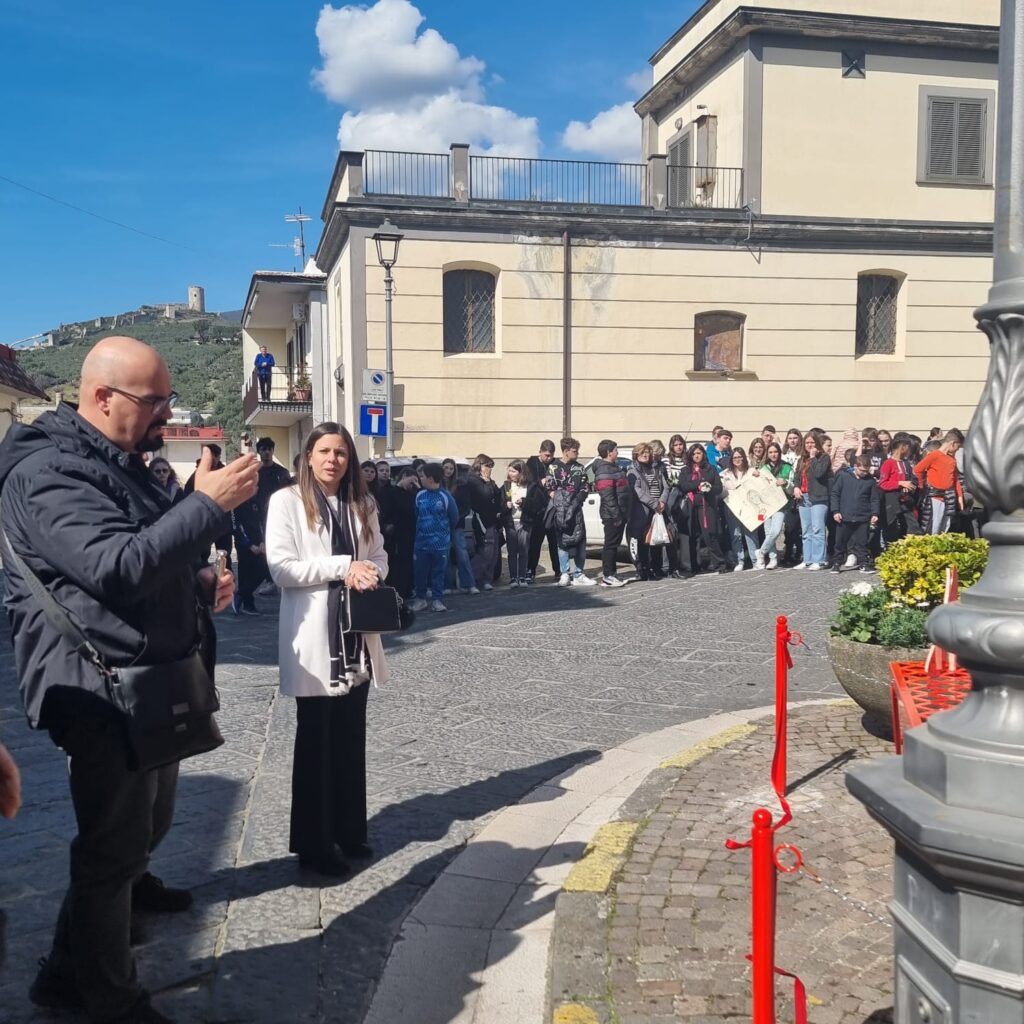 Inaugurata ad Avella la Panchina Rossa contro la violenza sulle donne: Un messaggio di speranza e solidarietà