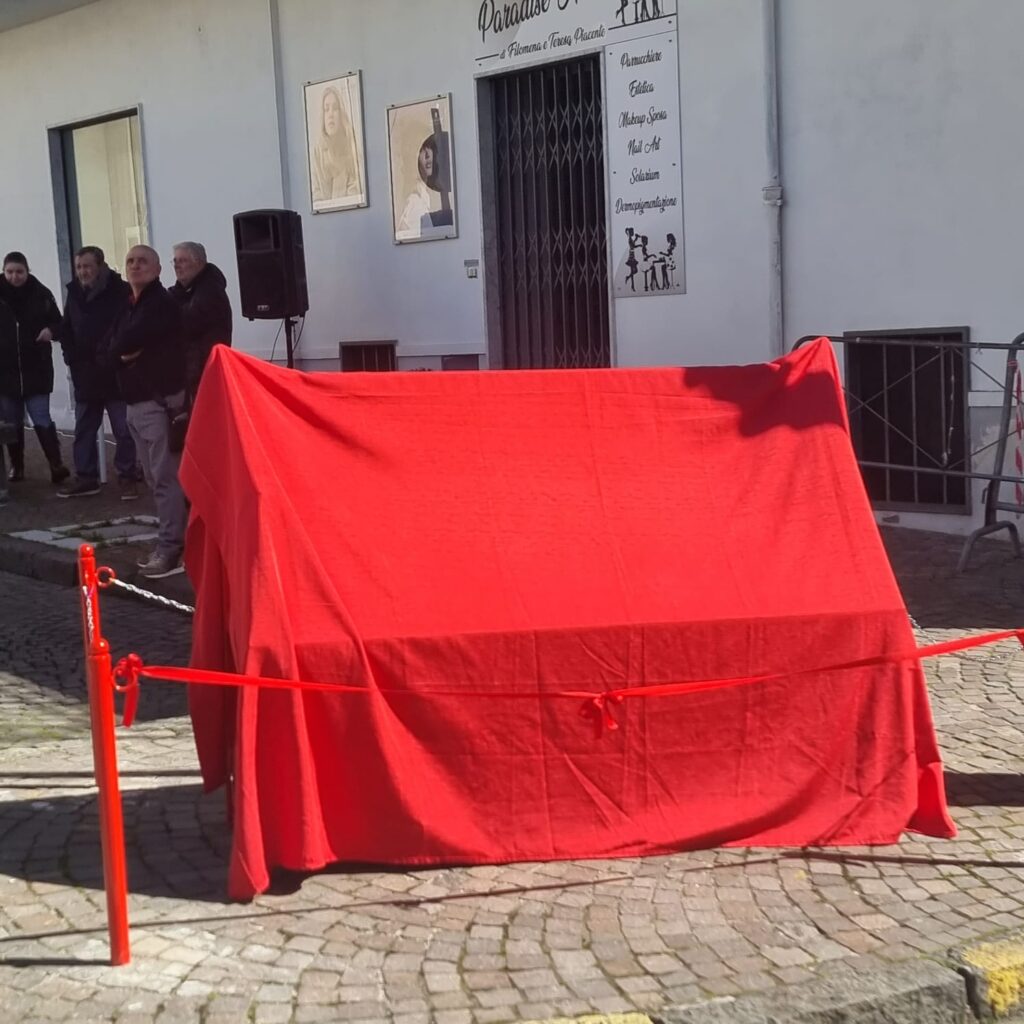 Inaugurata ad Avella la Panchina Rossa contro la violenza sulle donne: Un messaggio di speranza e solidarietà