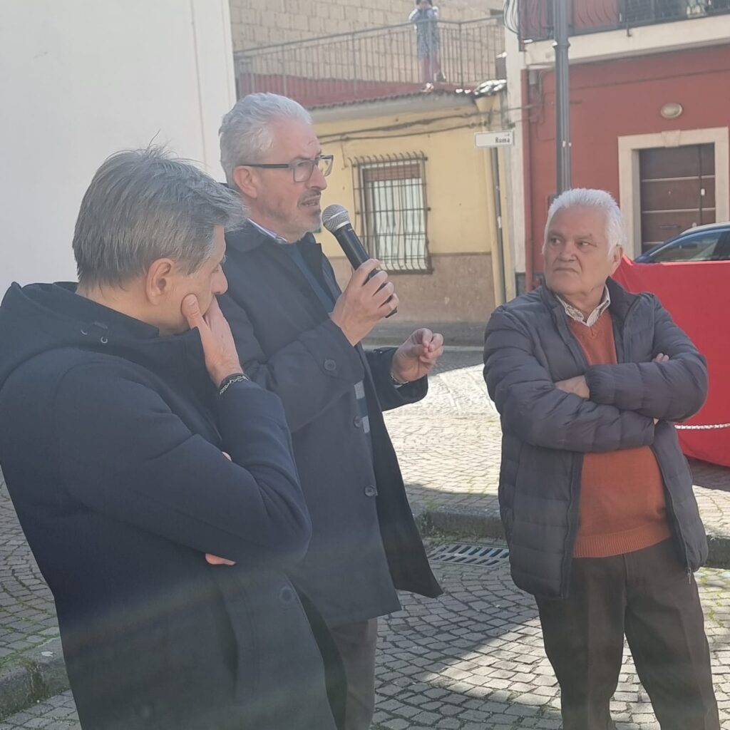 Inaugurata ad Avella la Panchina Rossa contro la violenza sulle donne: Un messaggio di speranza e solidarietà