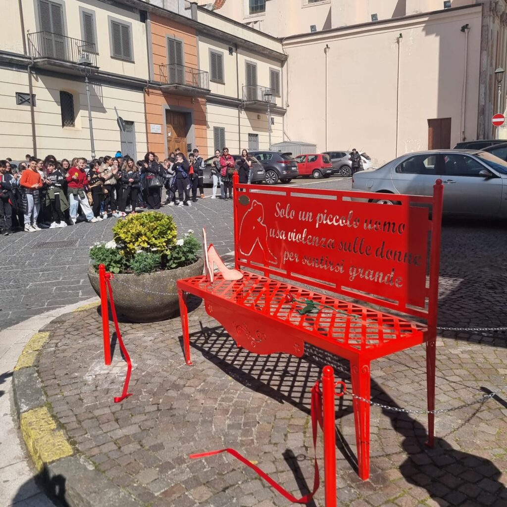 Inaugurata ad Avella la Panchina Rossa contro la violenza sulle donne: Un messaggio di speranza e solidarietà