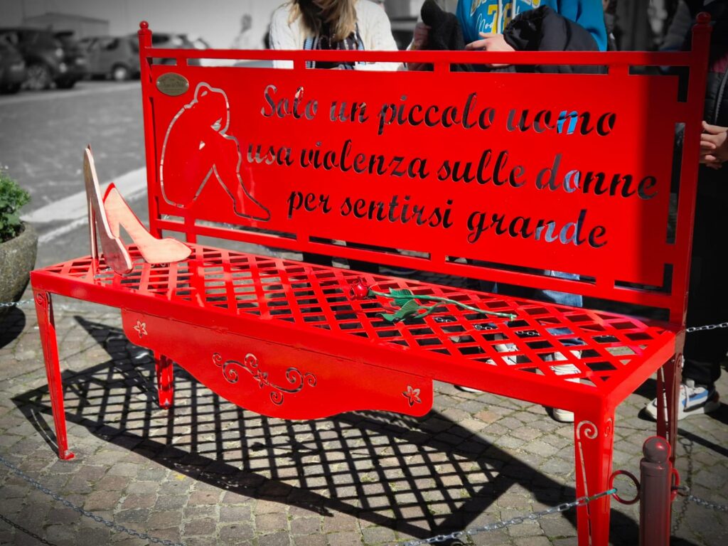 Inaugurata ad Avella la Panchina Rossa contro la violenza sulle donne: Un messaggio di speranza e solidarietà