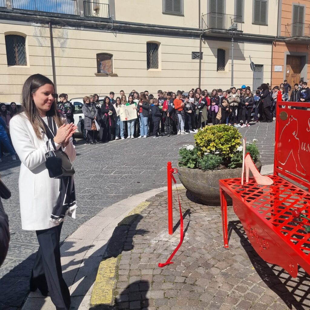 Inaugurata ad Avella la Panchina Rossa contro la violenza sulle donne: Un messaggio di speranza e solidarietà
