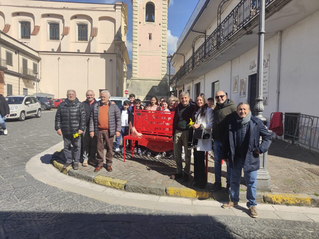 Inaugurata ad Avella la Panchina Rossa contro la violenza sulle donne: Un messaggio di speranza e solidarietà