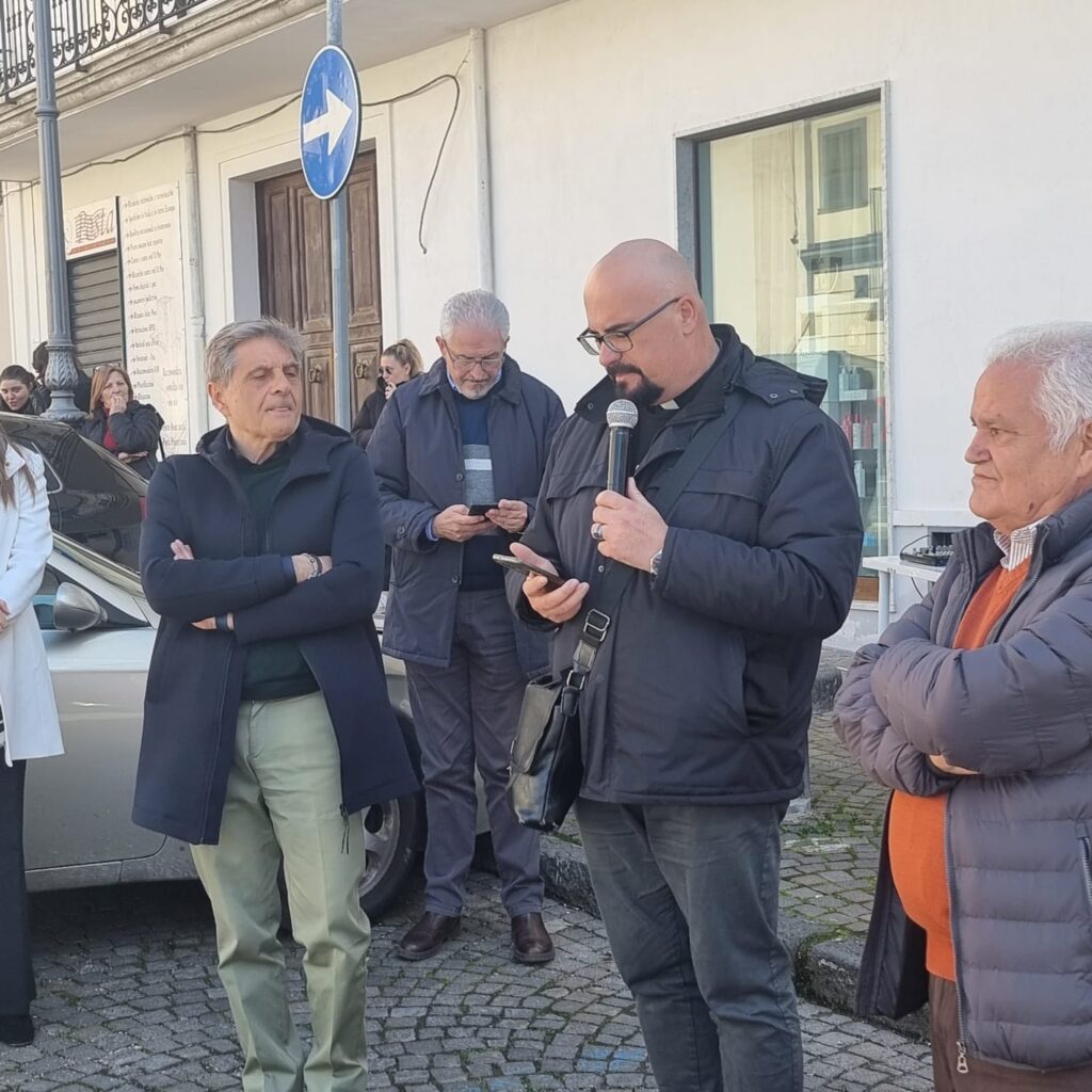 Inaugurata ad Avella la Panchina Rossa contro la violenza sulle donne: Un messaggio di speranza e solidarietà