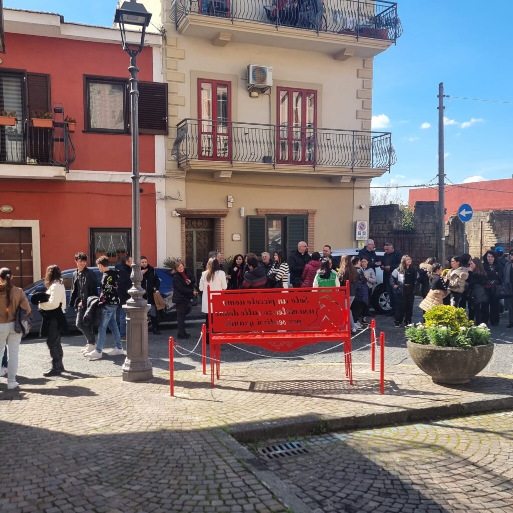 Inaugurata ad Avella la Panchina Rossa contro la violenza sulle donne: Un messaggio di speranza e solidarietà