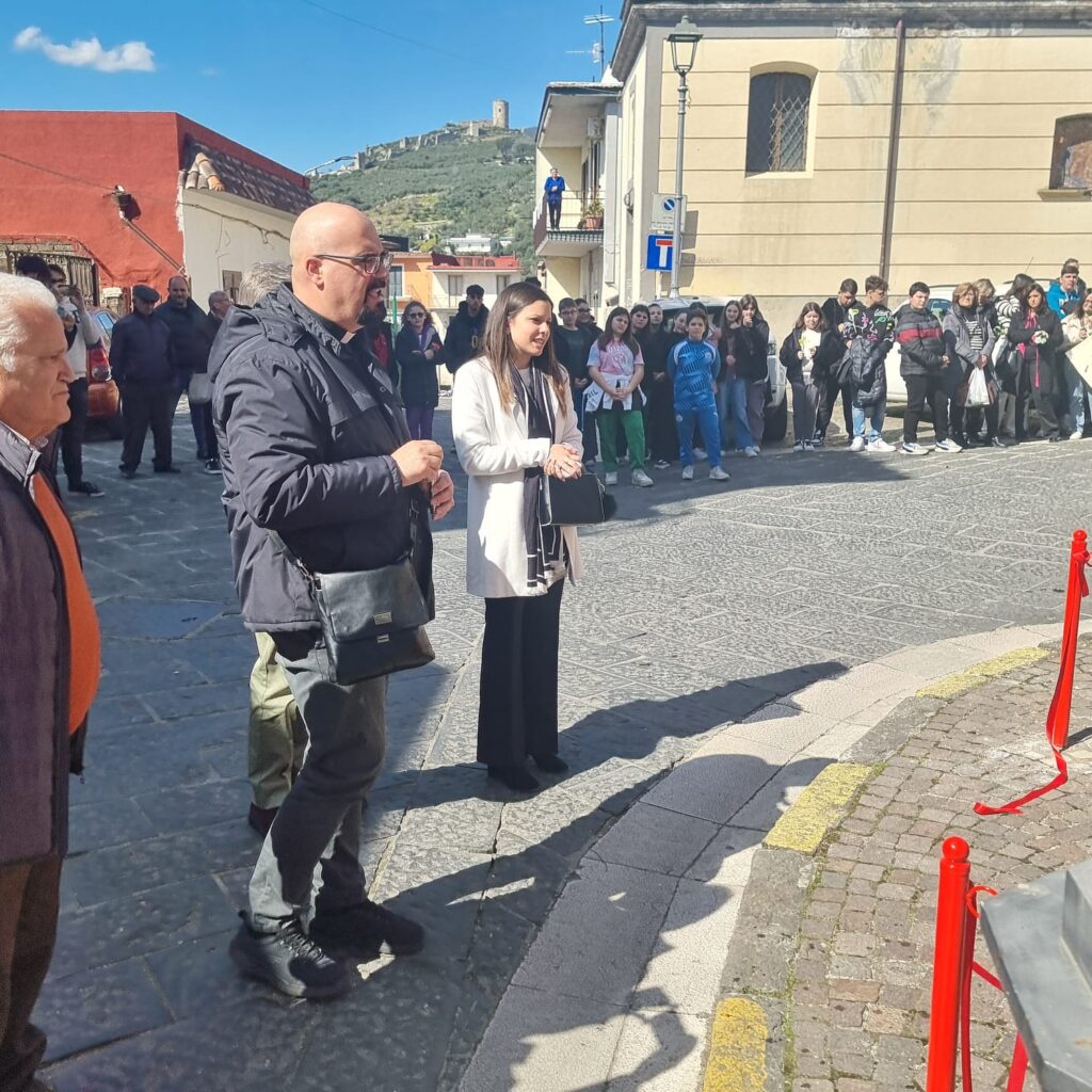 Inaugurata ad Avella la Panchina Rossa contro la violenza sulle donne: Un messaggio di speranza e solidarietà