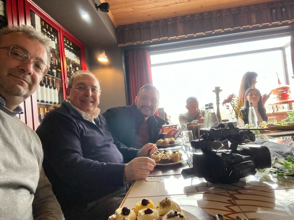 Casa Caldarelli a Nola: Lo chef pasticcere Raffaele Caldarelli delizia i giornalisti con le sue zeppole di San Giuseppe