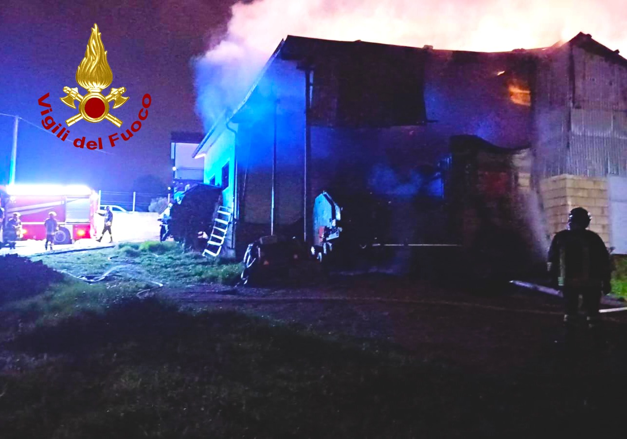 MELITO IRPINO (AV). A fuoco un capannone agricolo, intervengono i Vigili del Fuoco MELITO IRPINO (AV). A fuoco un capannone agricolo, intervengono i Vigili del Fuoco