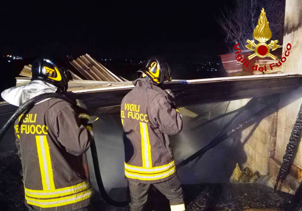 MELITO IRPINO (AV). A fuoco un capannone agricolo, intervengono i Vigili del Fuoco MELITO IRPINO (AV). A fuoco un capannone agricolo, intervengono i Vigili del Fuoco