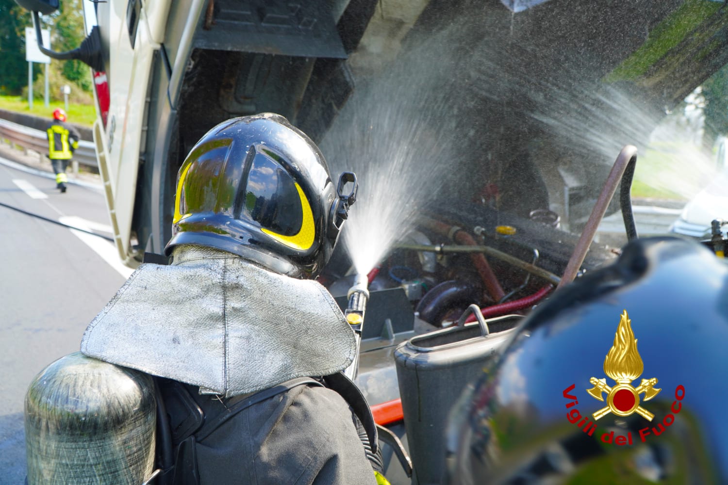 Incendio a Manocalzati: Intervento tempestivo dei Vigili del Fuoco di Avellino Incendio a Manocalzati: Intervento tempestivo dei Vigili del Fuoco di Avellino