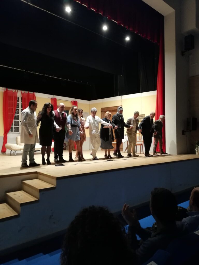 BAIANO. Ottima la prima al teatro Colosseo della commedia di Franco Pinelli messa in scena dalla compagnia Mela di Riccardo D’Avanzo BAIANO. Ottima la prima al teatro Colosseo della commedia di Franco Pinelli messa in scena dalla compagnia Mela di Riccardo D’Avanzo