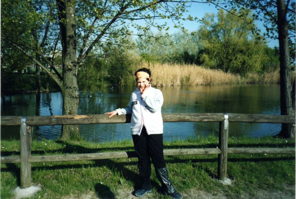 Nel Parco Pubblico Enzo Ferrari svetta il Maio di Alessia  in ricordo della giovanissima artista volata in cielo nell’aprile del 2010