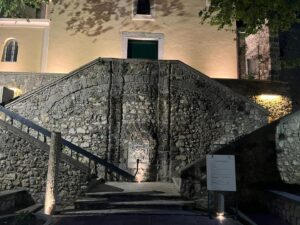 LAURO (AV). Unelegante illuminazione per la collegiata di Santa Maria Maddalena LAURO (AV). Unelegante illuminazione per la collegiata di Santa Maria Maddalena