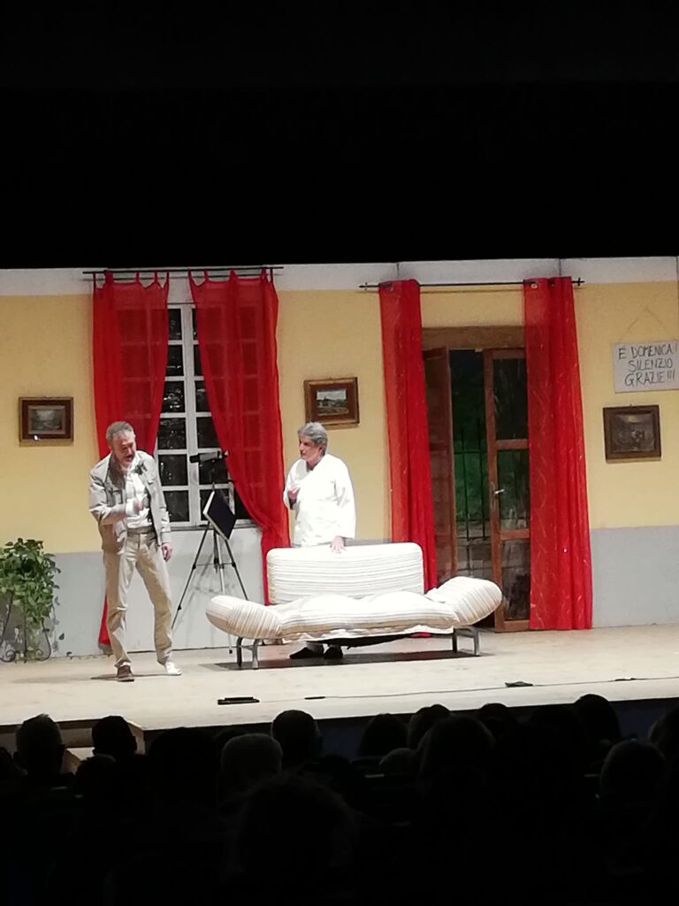 BAIANO. Ottima la prima al teatro Colosseo della commedia di Franco Pinelli messa in scena dalla compagnia Mela di Riccardo D’Avanzo BAIANO. Ottima la prima al teatro Colosseo della commedia di Franco Pinelli messa in scena dalla compagnia Mela di Riccardo D’Avanzo