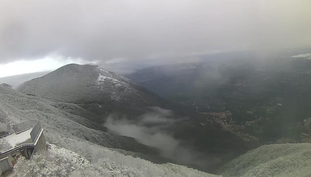 Neve in Irpinia: Il fascino dellinverno ritorna tra i Monti Neve in Irpinia: Il fascino dellinverno ritorna tra i Monti
