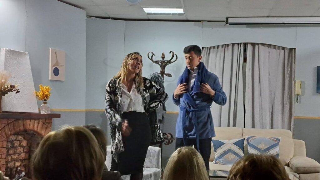 Continua il Tour promozionale di “Arape ‘e zitto!!!”, commedia dolce amara diretta da Ernesto Sasso e messa in scena dalla Compagnia Maschere Nude.