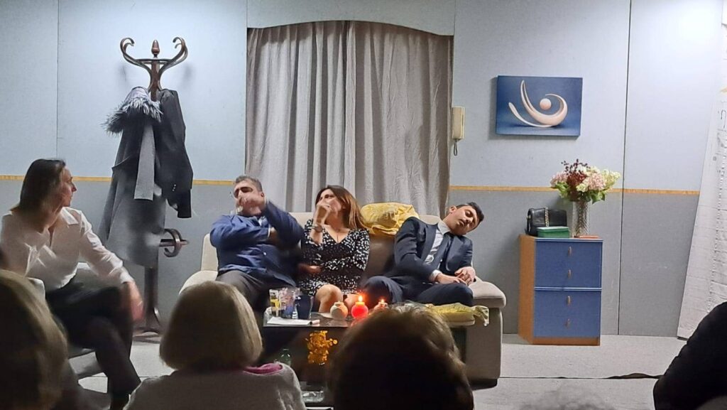 Continua il Tour promozionale di “Arape ‘e zitto!!!”, commedia dolce amara diretta da Ernesto Sasso e messa in scena dalla Compagnia Maschere Nude.