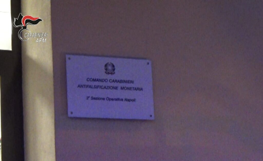 NAPOLI: Basso allestito come base logistica per vendere euro falsi, organizzato come un negozio con orari di apertura e chiusura. Flussi di denaro anche verso Spagna, Francia e Grecia. Carabinieri eseguono misura cautelare per oltre 60 persone. NAPOLI: Basso allestito come base logistica per vendere euro falsi, organizzato come un negozio con orari di apertura e chiusura. Flussi di denaro anche verso Spagna, Francia e Grecia. Carabinieri eseguono misura cautelare per oltre 60 persone.