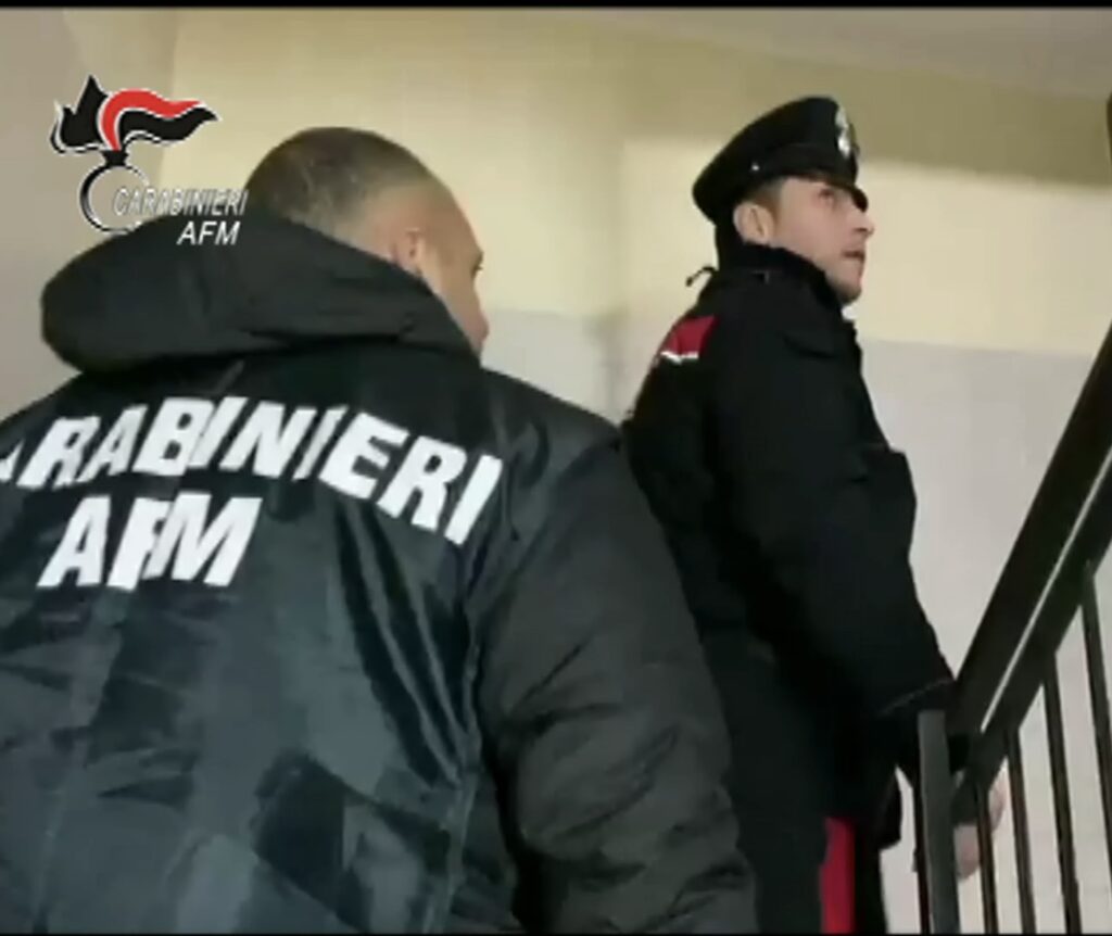 NAPOLI: Basso allestito come base logistica per vendere euro falsi, organizzato come un negozio con orari di apertura e chiusura. Flussi di denaro anche verso Spagna, Francia e Grecia. Carabinieri eseguono misura cautelare per oltre 60 persone. NAPOLI: Basso allestito come base logistica per vendere euro falsi, organizzato come un negozio con orari di apertura e chiusura. Flussi di denaro anche verso Spagna, Francia e Grecia. Carabinieri eseguono misura cautelare per oltre 60 persone.