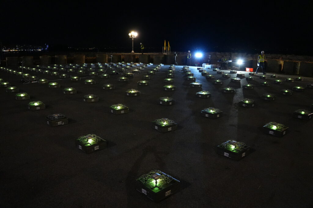 150 droni in volo illuminano Napoli e realizzano coreografie innovative grazie all’intelligenza artificiale.