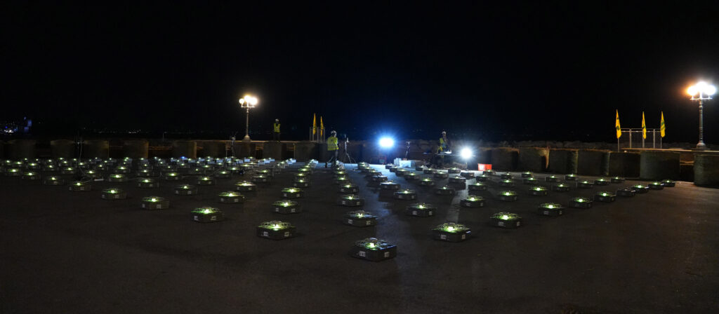 150 droni in volo illuminano Napoli e realizzano coreografie innovative grazie all’intelligenza artificiale.
