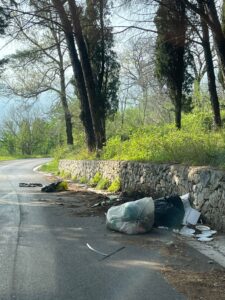 I monti di Mugnano del Cardinale sommersi dai rifiuti dopo la Pasquetta
