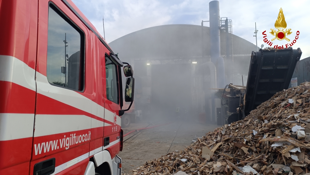Vigili del Fuoco di Avellino: Intervento per Incendio di un Capannone ad Atripalda Vigili del Fuoco di Avellino: Intervento per Incendio di un Capannone ad Atripalda