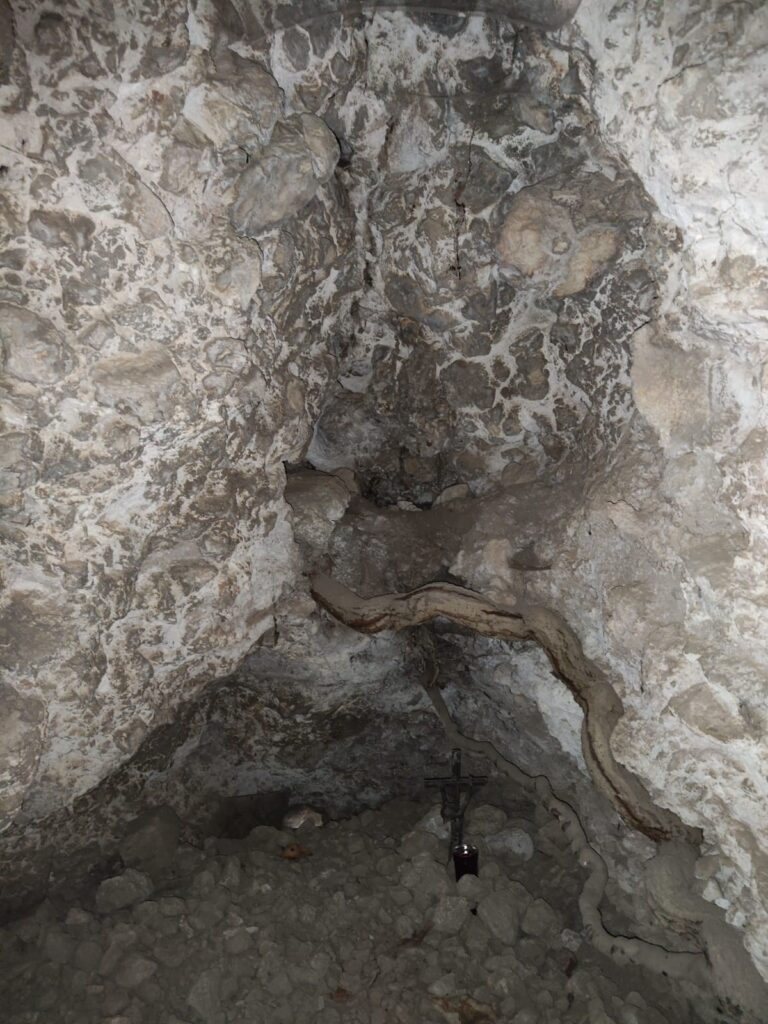 Scoperta la Grotta Guardapertosa a Sirignano: Un Tesoro nascosto tra le Montagne