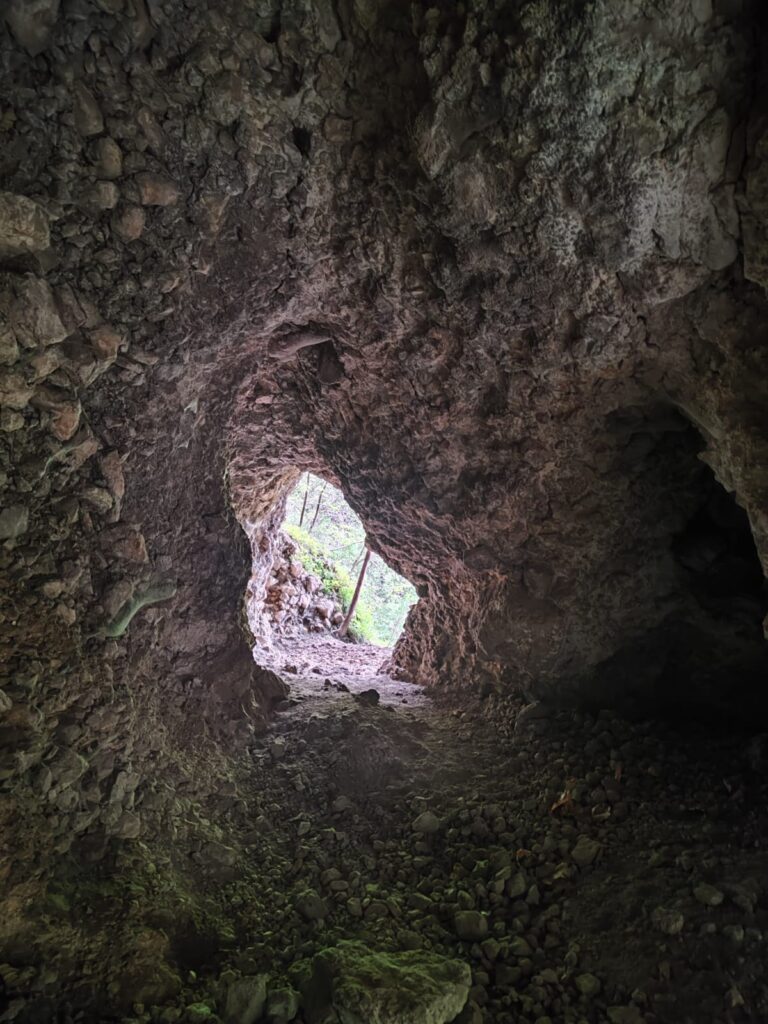 Scoperta la Grotta Guardapertosa a Sirignano: Un Tesoro nascosto tra le Montagne