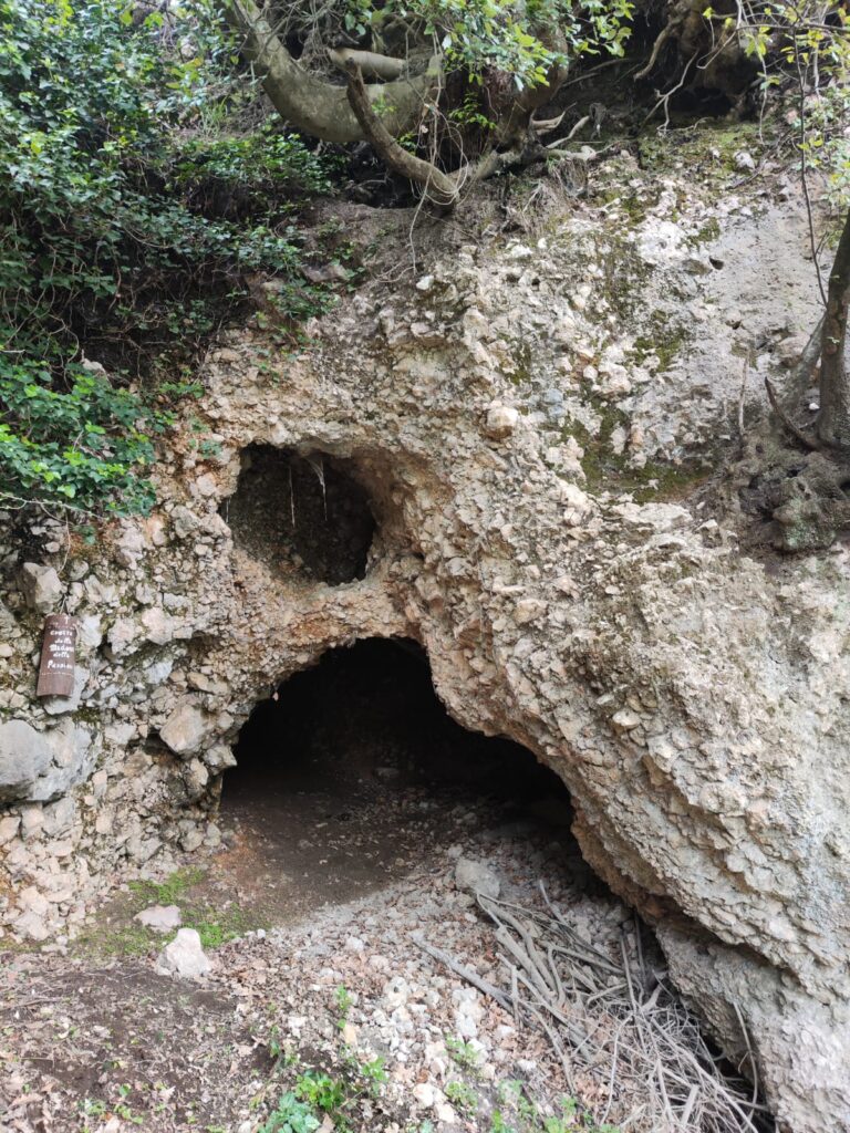 Scoperta la Grotta Guardapertosa a Sirignano: Un Tesoro nascosto tra le Montagne