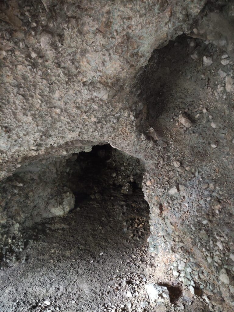 Scoperta la Grotta Guardapertosa a Sirignano: Un Tesoro nascosto tra le Montagne