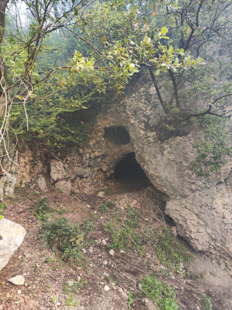 Scoperta la Grotta Guardapertosa a Sirignano: Un Tesoro nascosto tra le Montagne