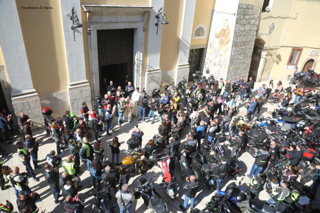 120 centauri benedetti ad Altavilla Irpina: il Motor Sannio Tour celebra lamicizia e la passione per le due ruote
