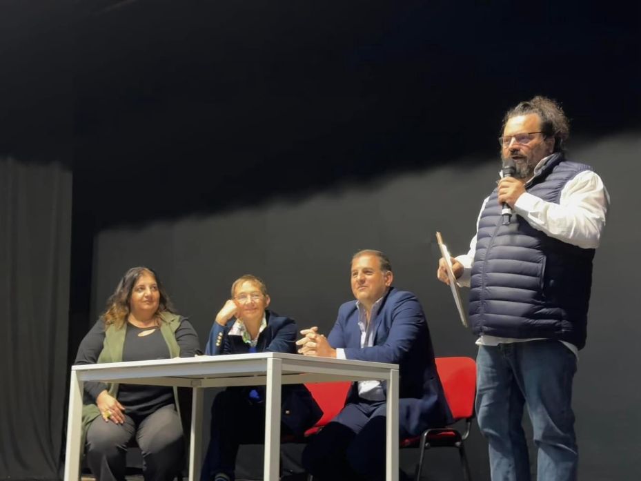 Con i colori della poesia: la stella di Susanna Tamaro illumina Casalnuovo di Napoli Con i colori della poesia: la stella di Susanna Tamaro illumina Casalnuovo di Napoli