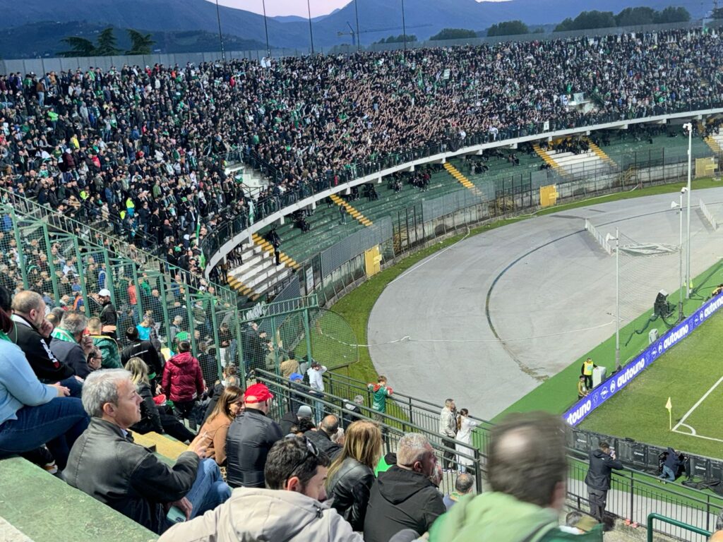 LAvellino conquista il Secondo Posto nel Campionato di Serie C: Emozioni allo Stadio Partenio Lombardi. VIDEO